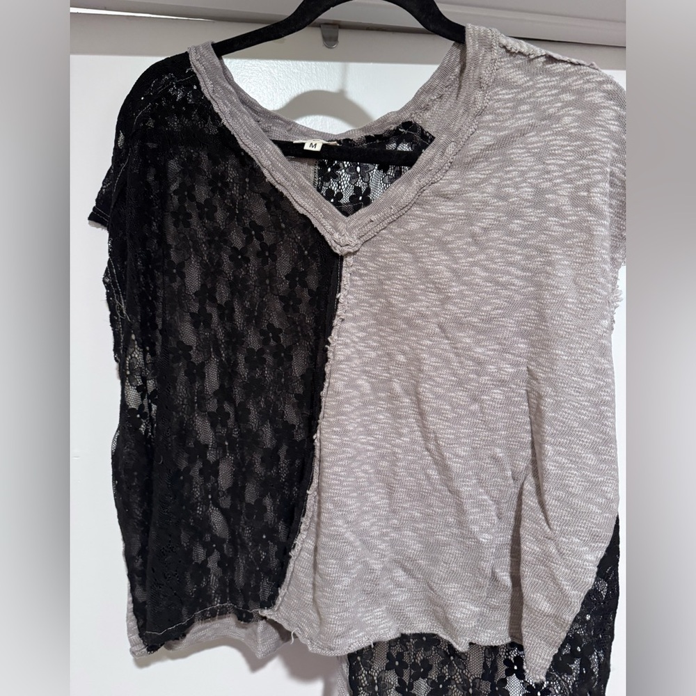 POL Color Block V-Neck, Textured Knit Crop Top - Picture 3 of 5